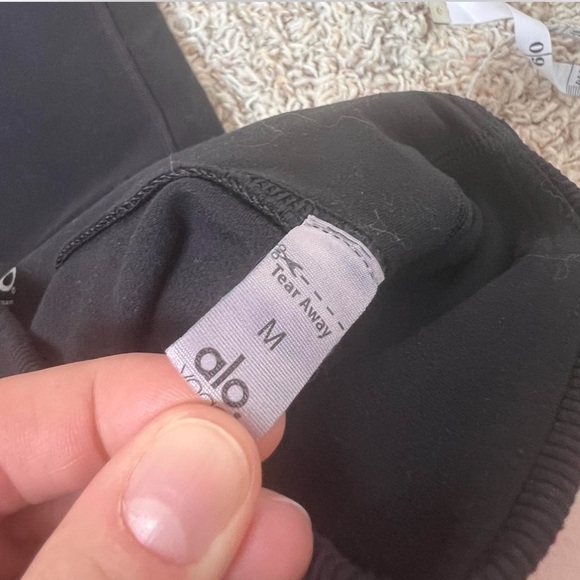 ALO Yoga Black Leggings - Picture 4 of 7